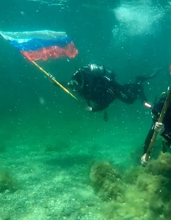 Аквалангист под водой