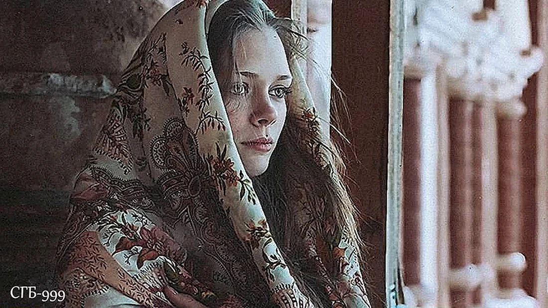 Алиса Миронова в платке