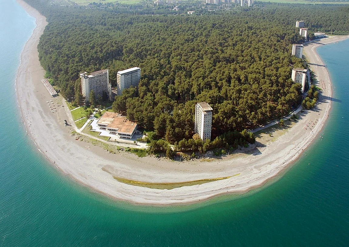 Пицунда какое море. Мыс Пицунда Абхазия. Отель мыс Пицунда Абхазия. Пицундский мыс Абхазия. Курорт Пицунда Абхазия Пицунда.