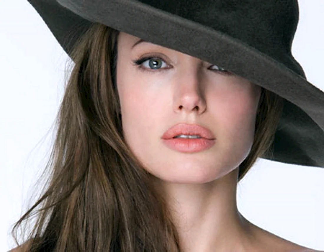 Анджелина Джоли в шляпе