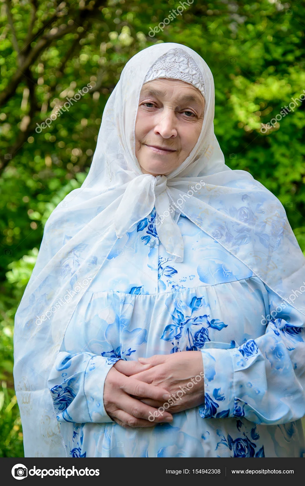 Бабушка в белом платке