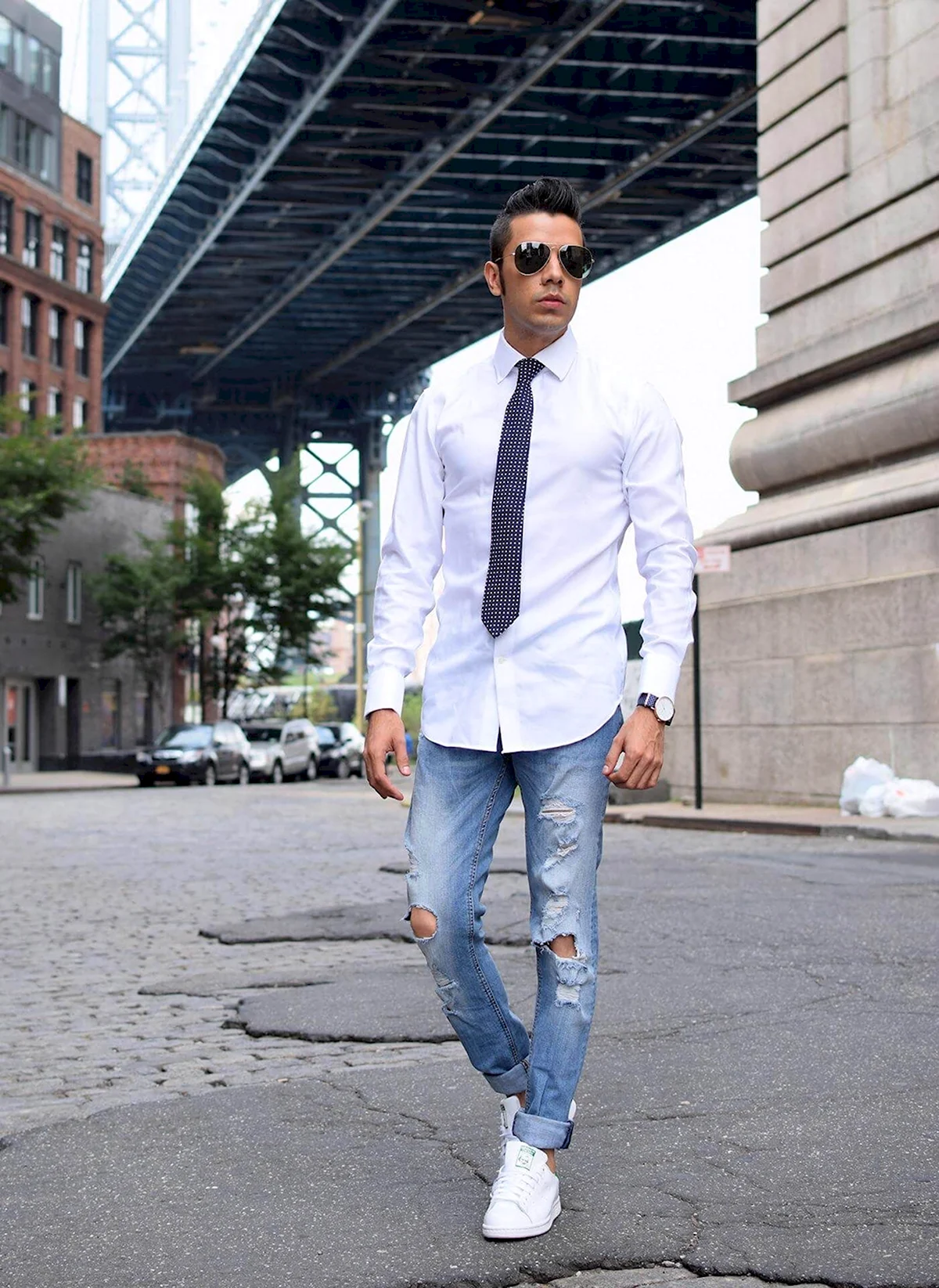 Белая рубашка и джинсы мужские