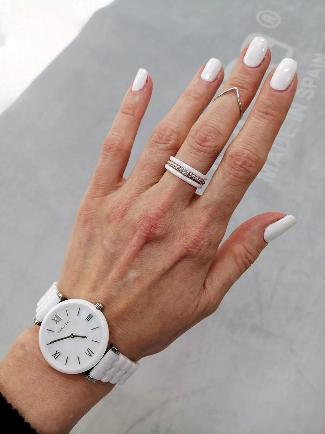 Белое керамическое кольцо на пальце