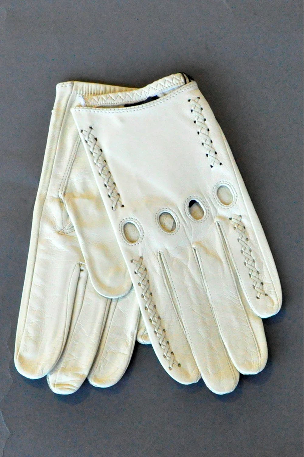Белые кожаные перчатки женские