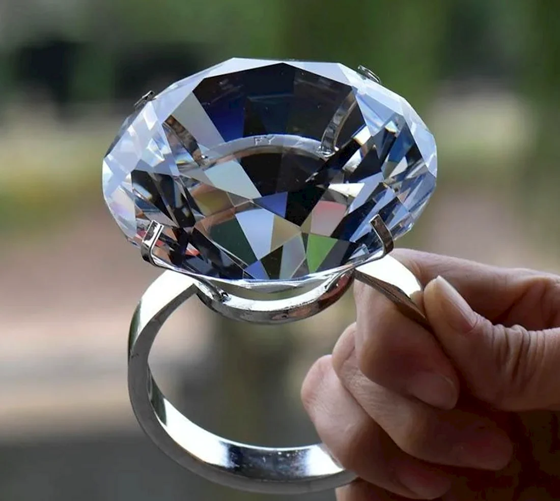 Большое кольцо с бриллиантом