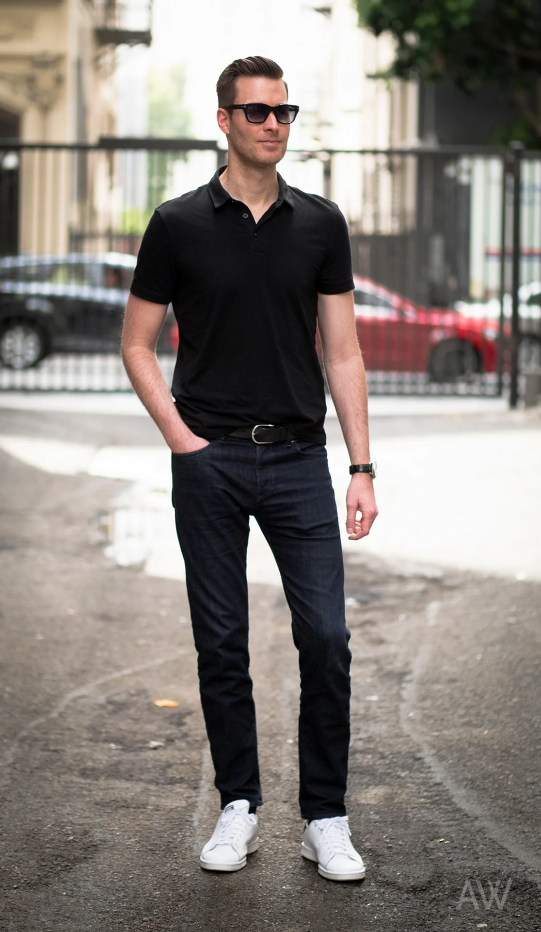 Черная рубашка и джинсы