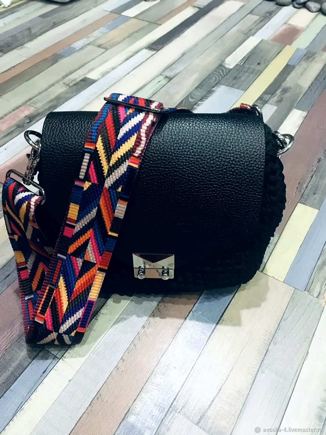 Черная сумка с цветным ремнем