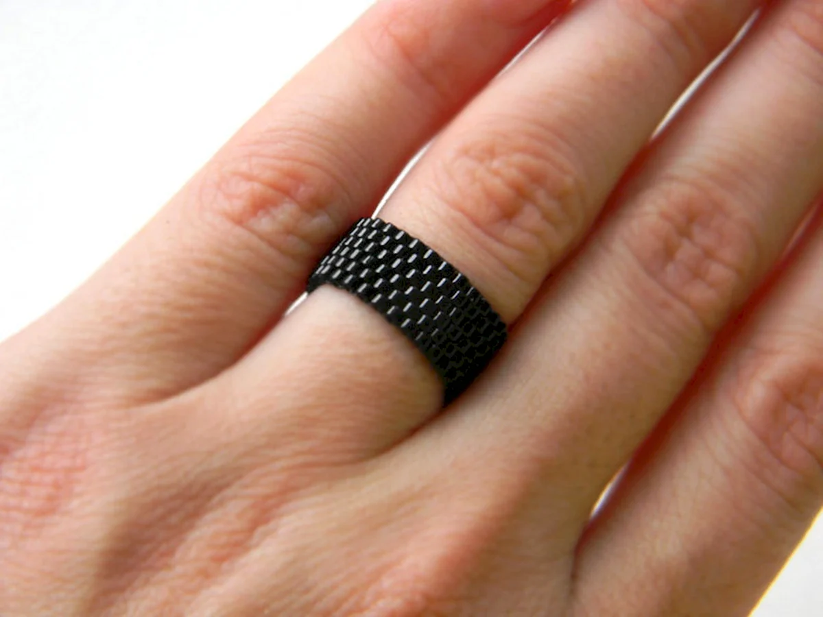Черное кольцо из бисера