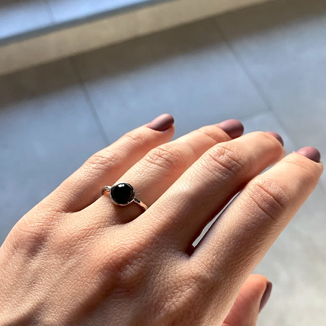 Черный агат на кольце мелкие