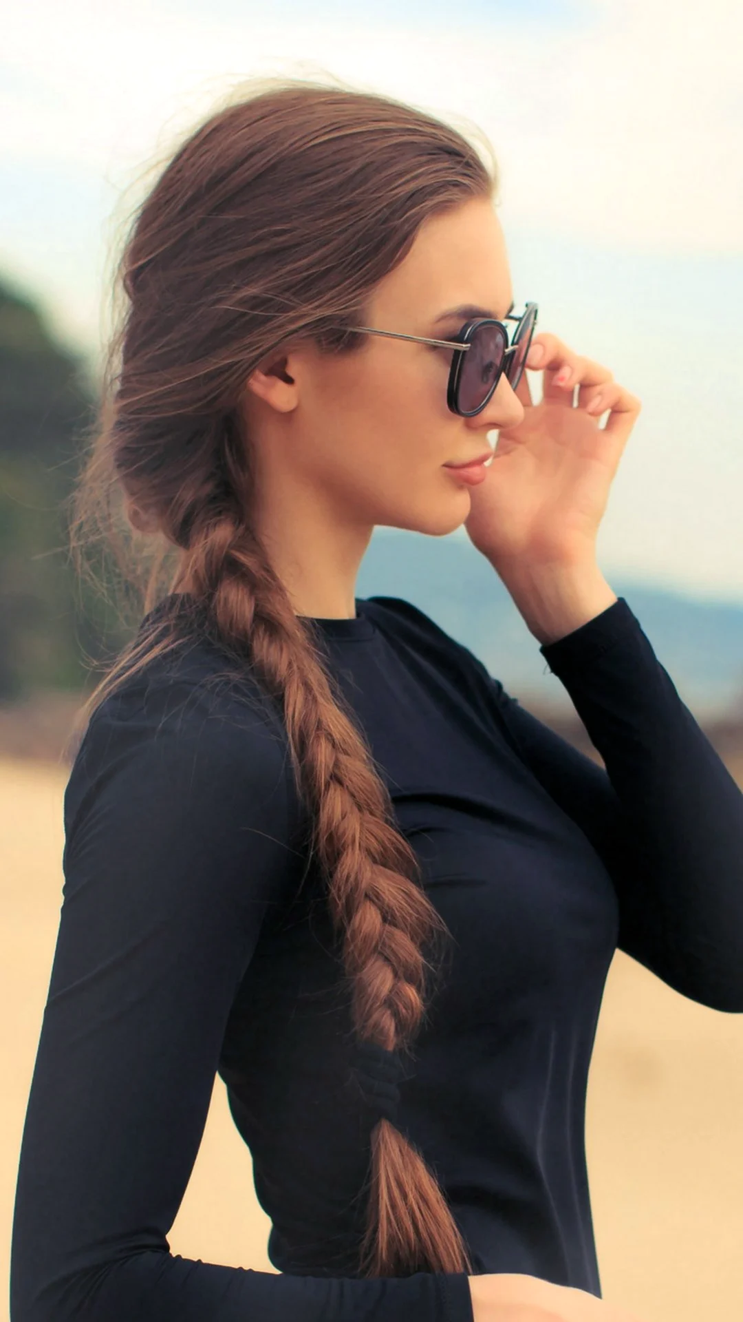 Девушка с косами в очках