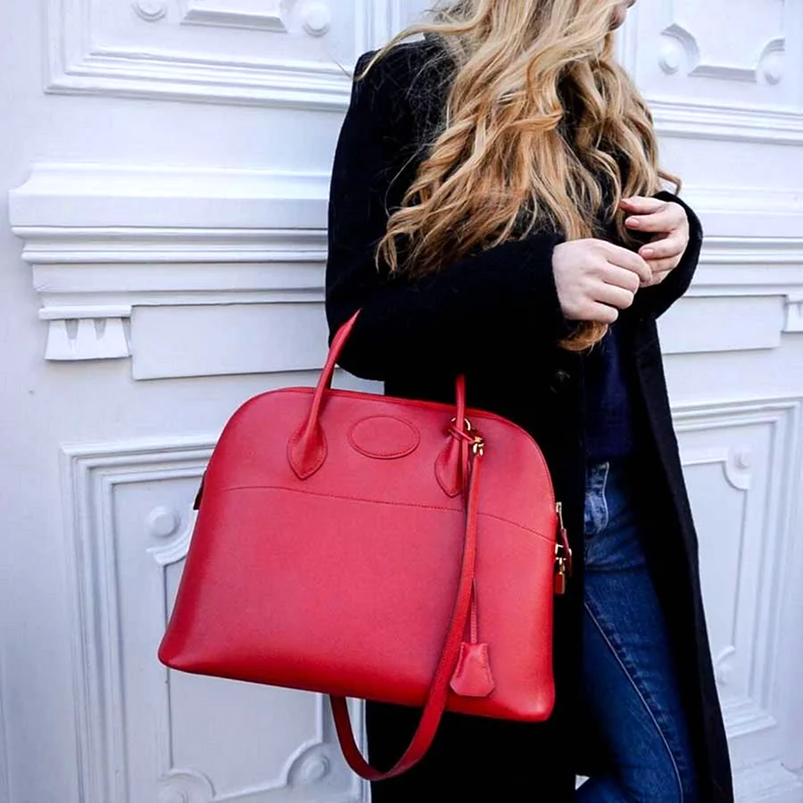 Девушка с красной сумкой