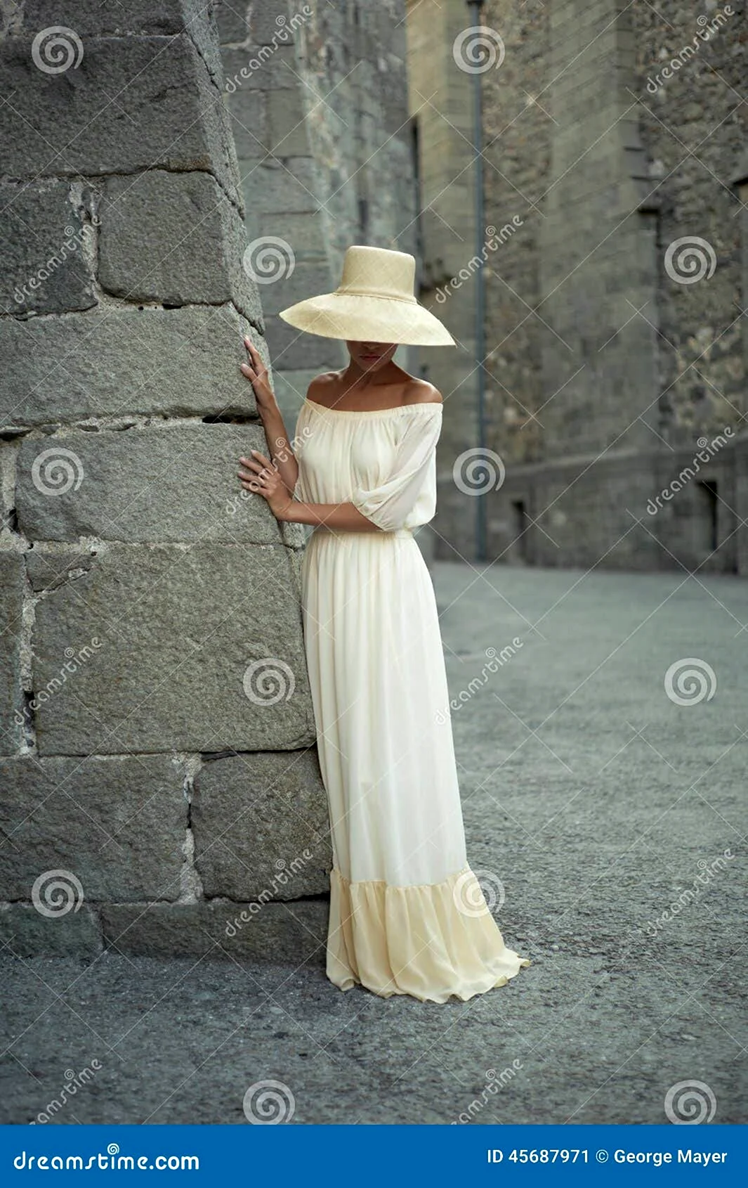 Девушка в длинном платье и соломенной шляпе