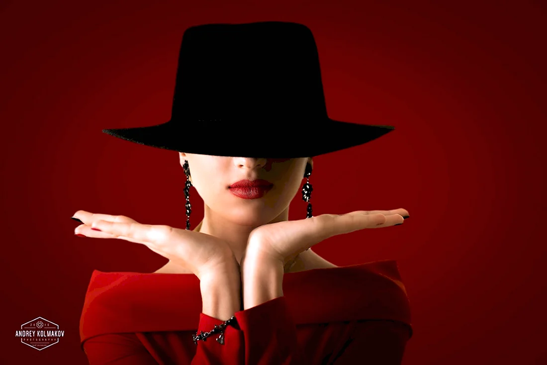 Девушка в красной шляпе