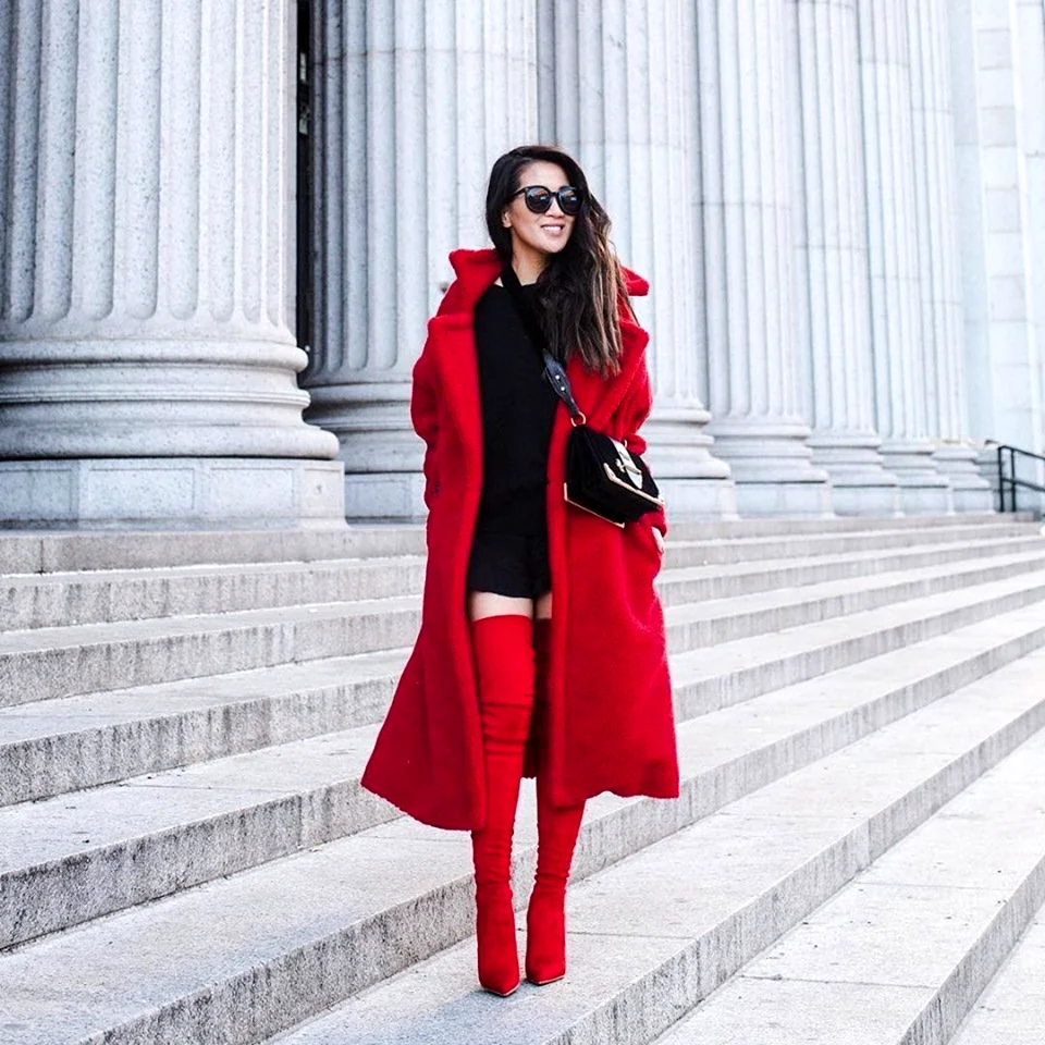 Девушка в Красном пальто