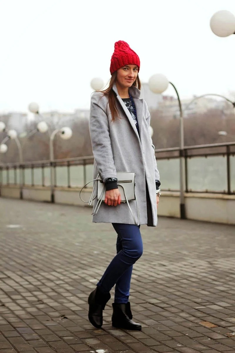 Девушка в пальто и шапке
