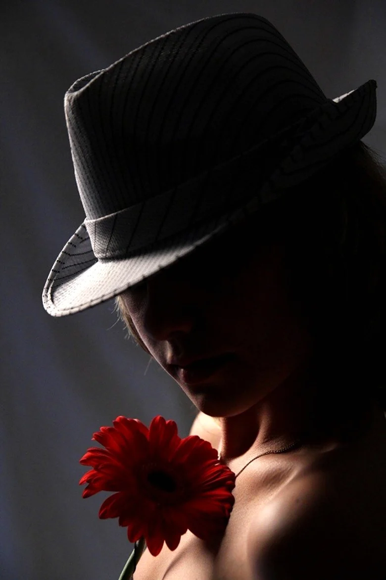 Девушка в шляпе с розой