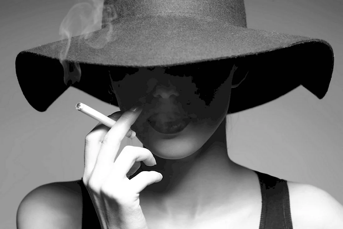 Девушка в шляпе с сигаретой