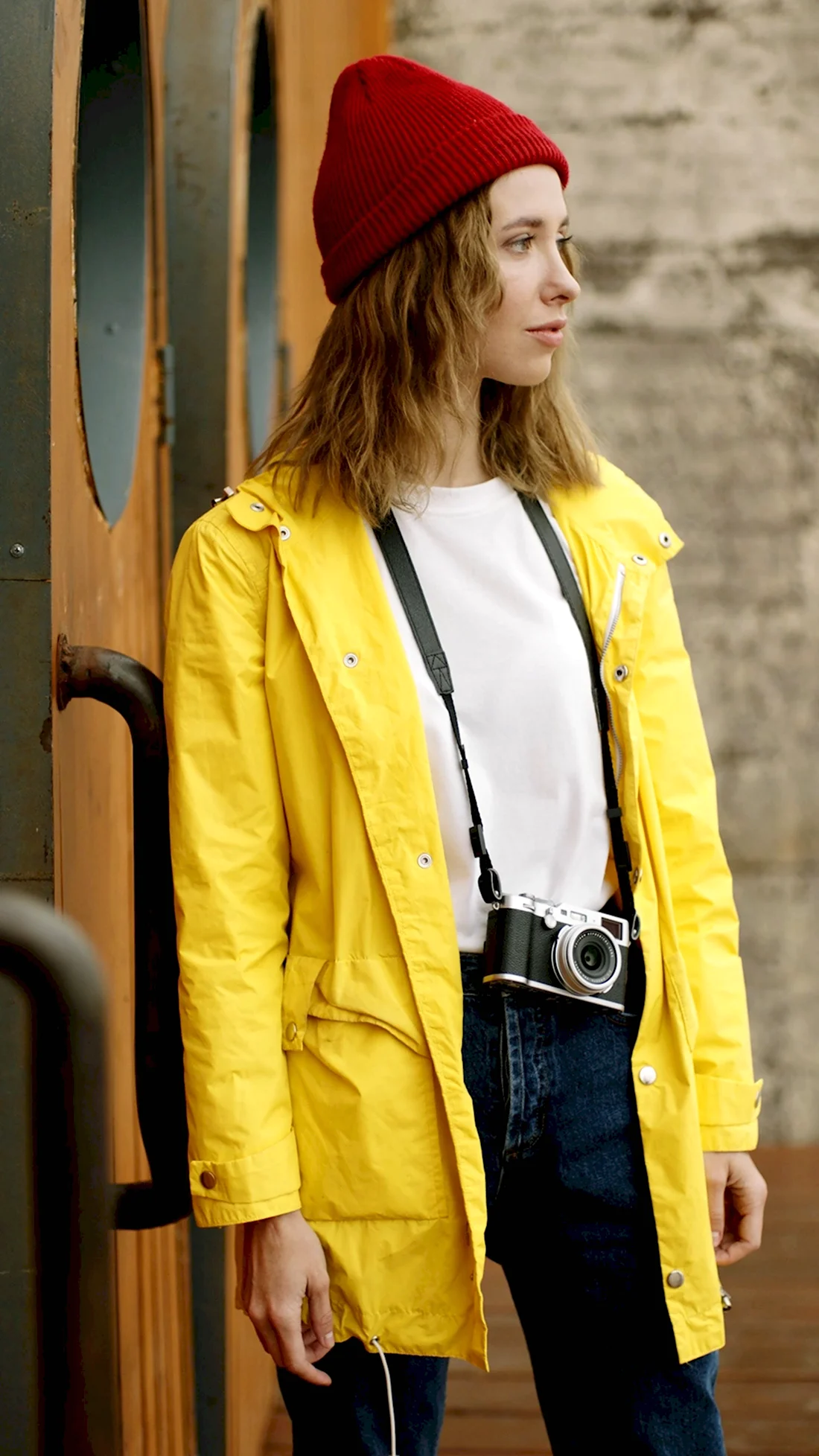 Девушка в желтой куртке