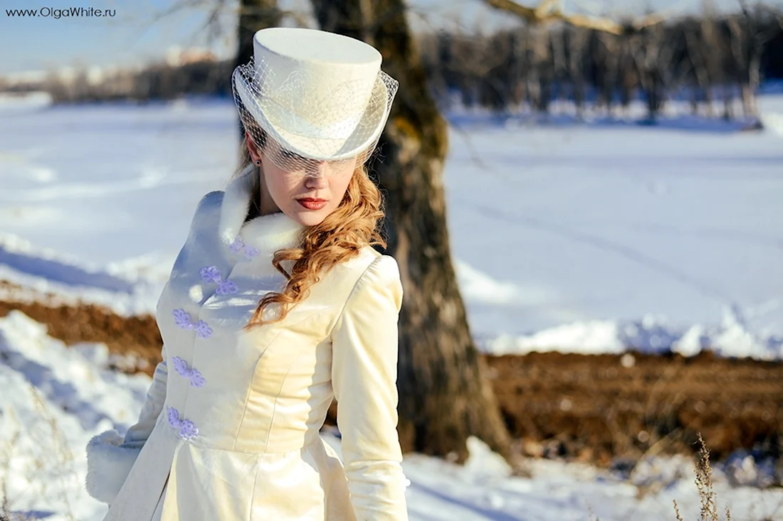 Девушка в зимней шляпе