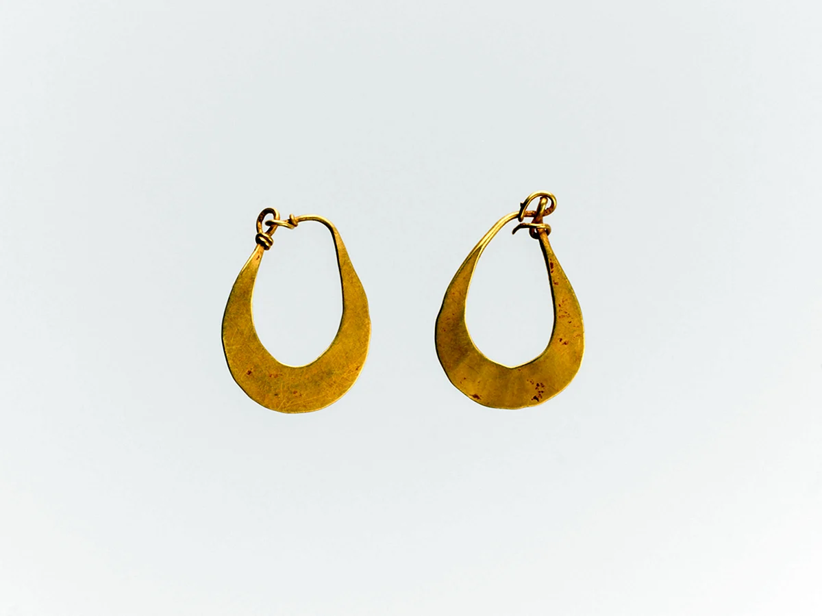 Gold Earring in the Shape of a Crescent Moon Hilal