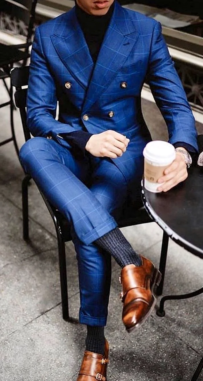 Голубой костюм и коричневые туфли