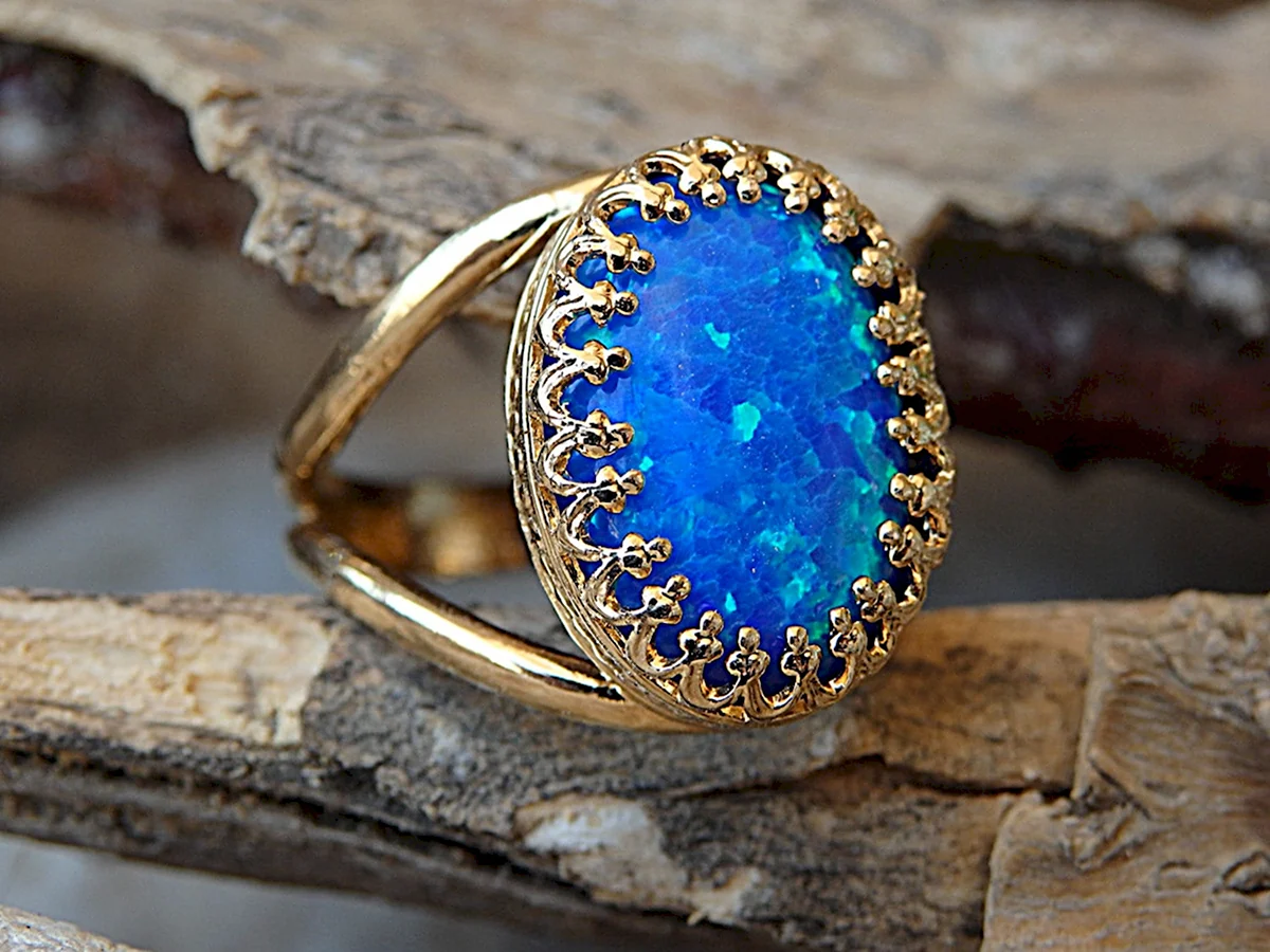 Греческое кольцо с голубым камнем