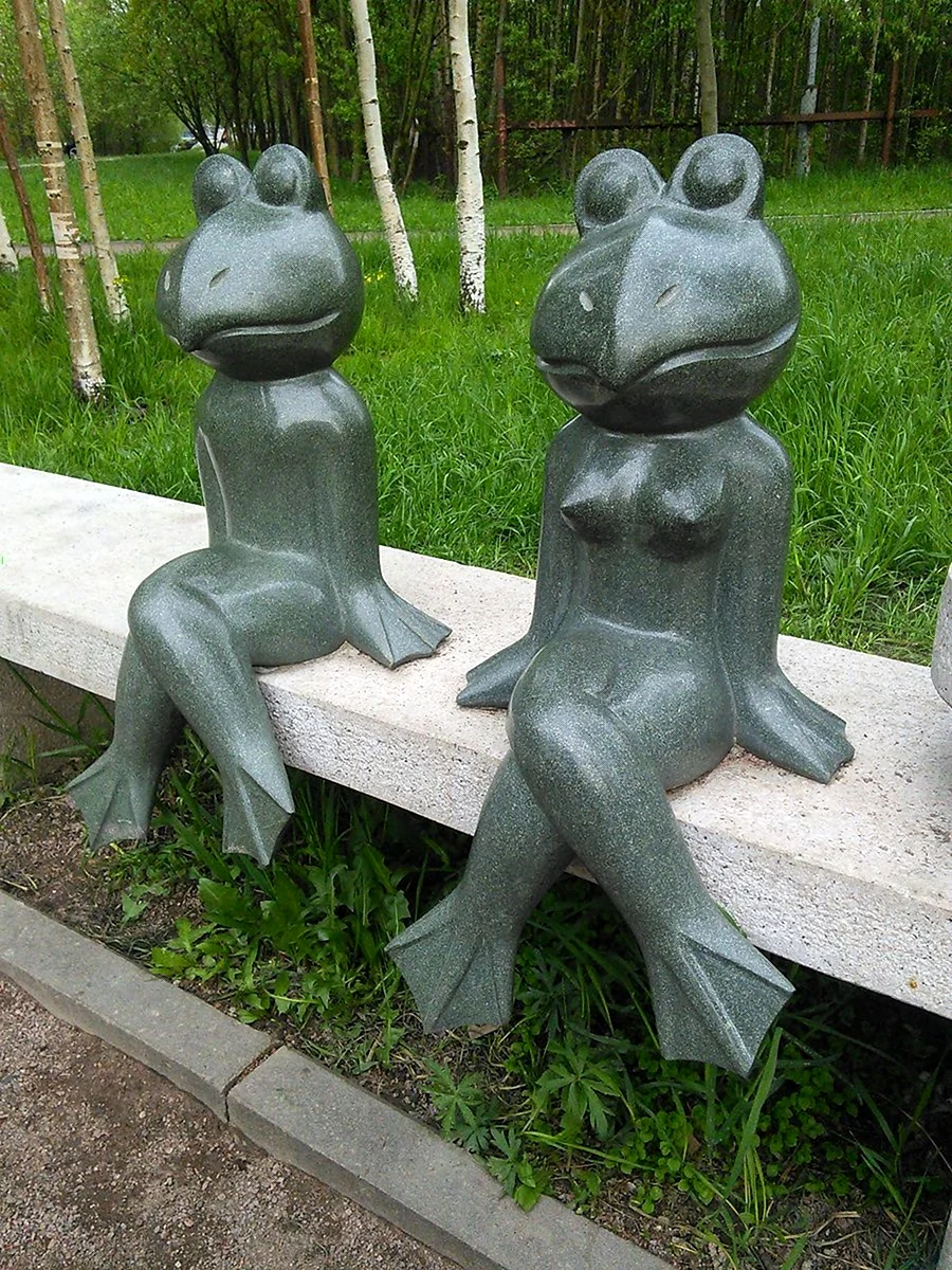 Яблоновский парк лягушки скульптура