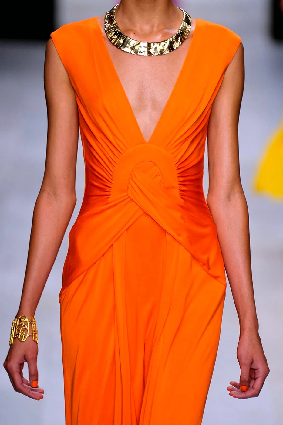 Ярко оранжевое платье