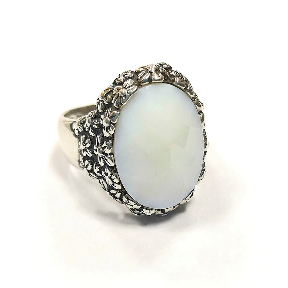 Ювелирочка серебряное кольцо с белым агатом 1059043 купить
