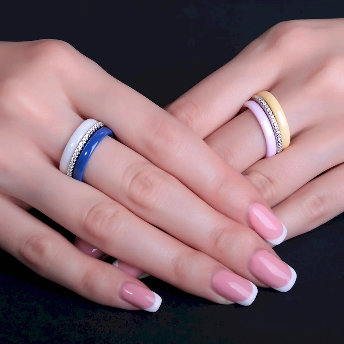 Керамическое кольцо на пальце