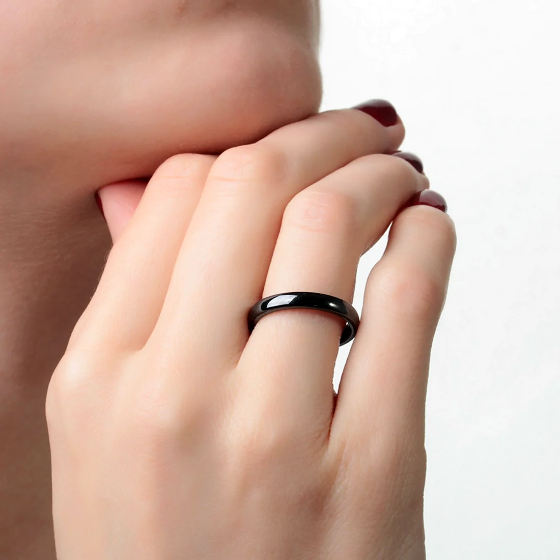 Керамическое кольцо на руке