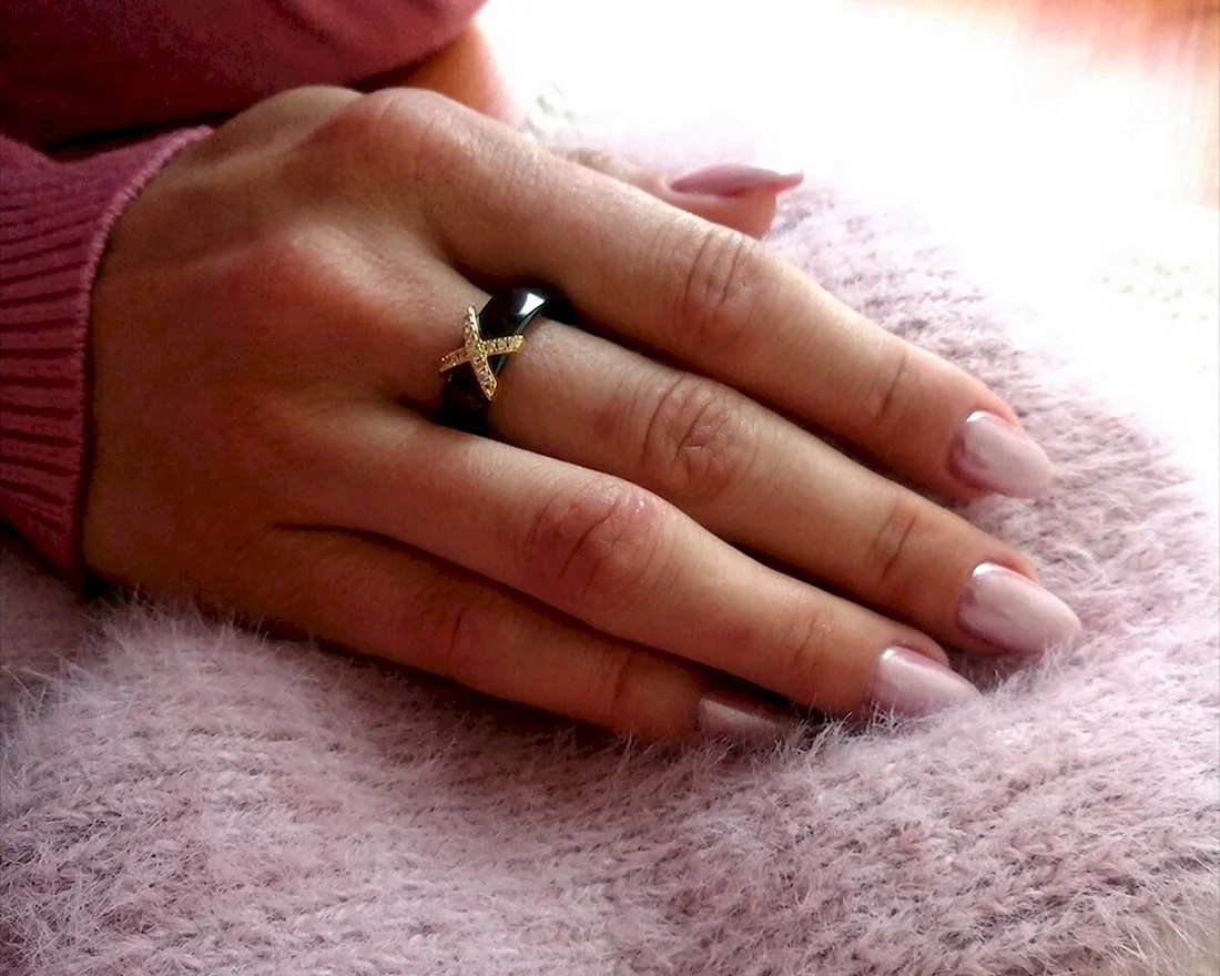 Керамическое кольцо на руке