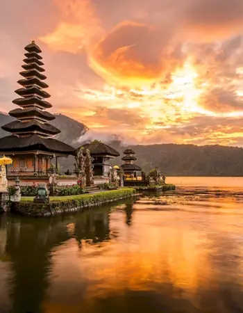 Храм Пура улун дану на озере братан Индонезия