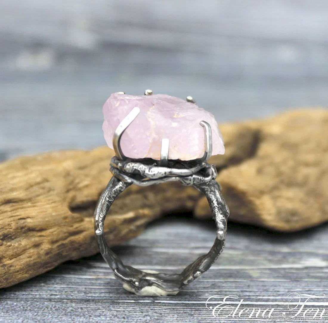 Кольцо 1972 серебряное с розовым кварцем