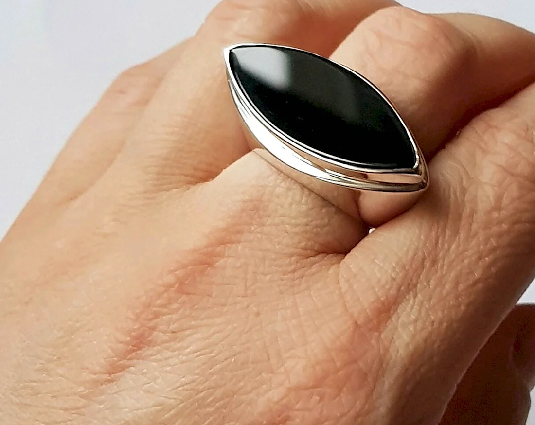 Кольцо из серебра с черным агатом 13212р