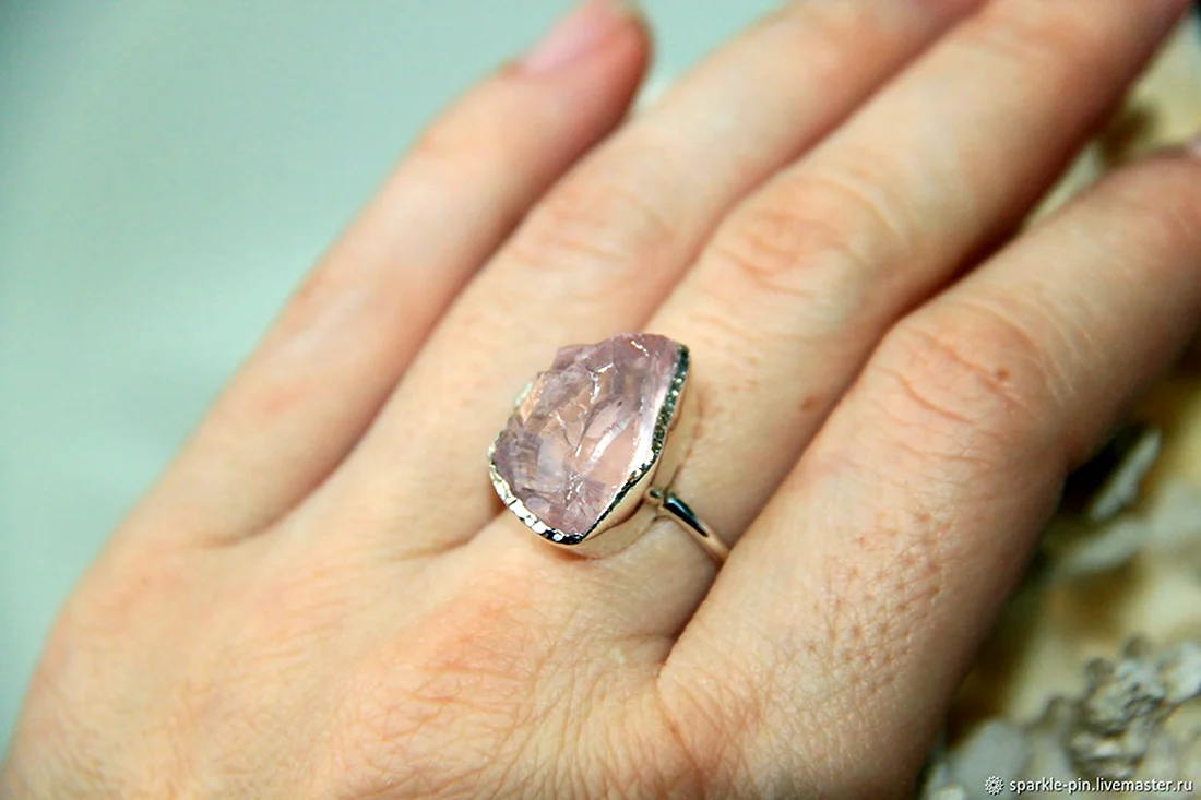 Кольцо Norrsken с натуральным розовым кварцем