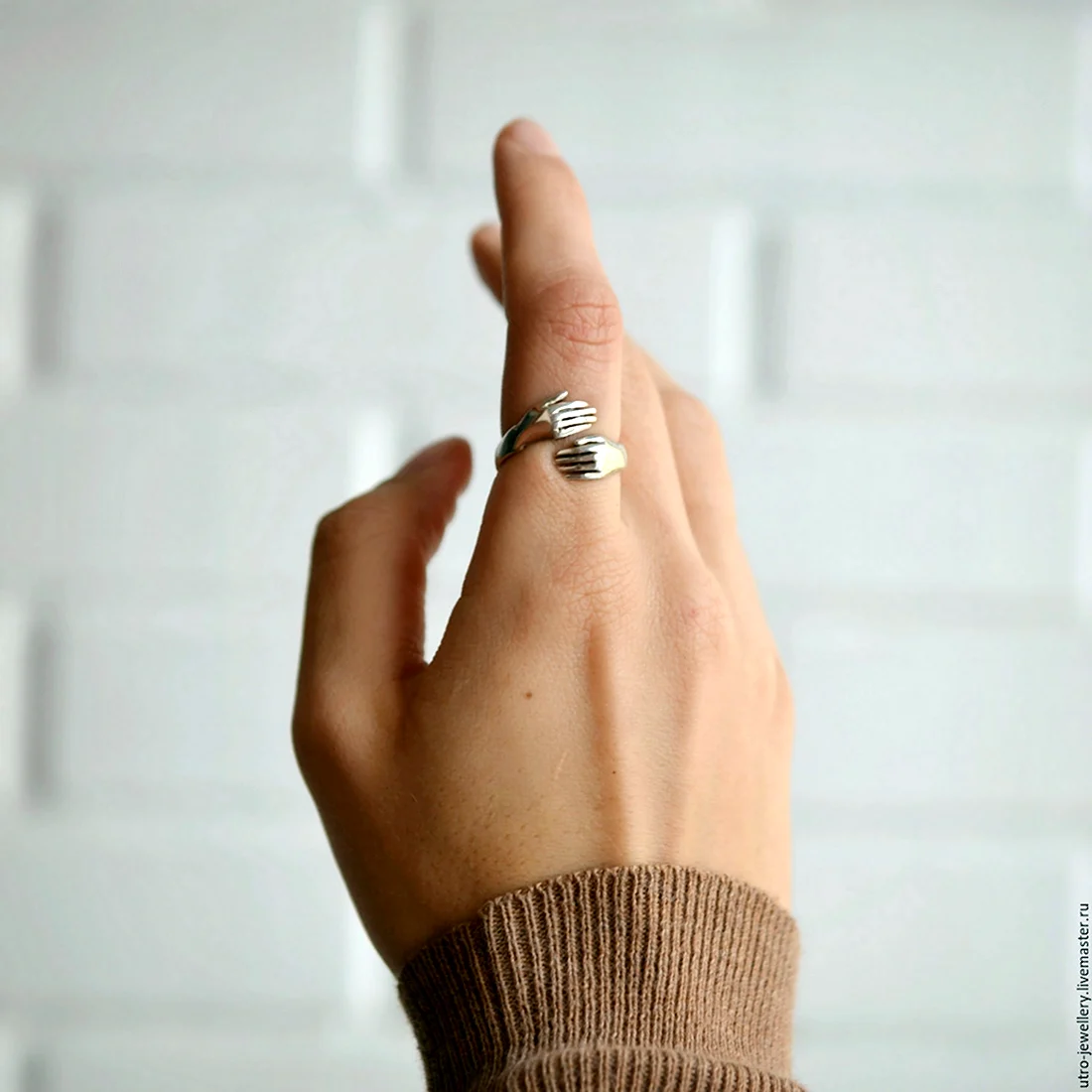 Кольцо обнимающие руки
