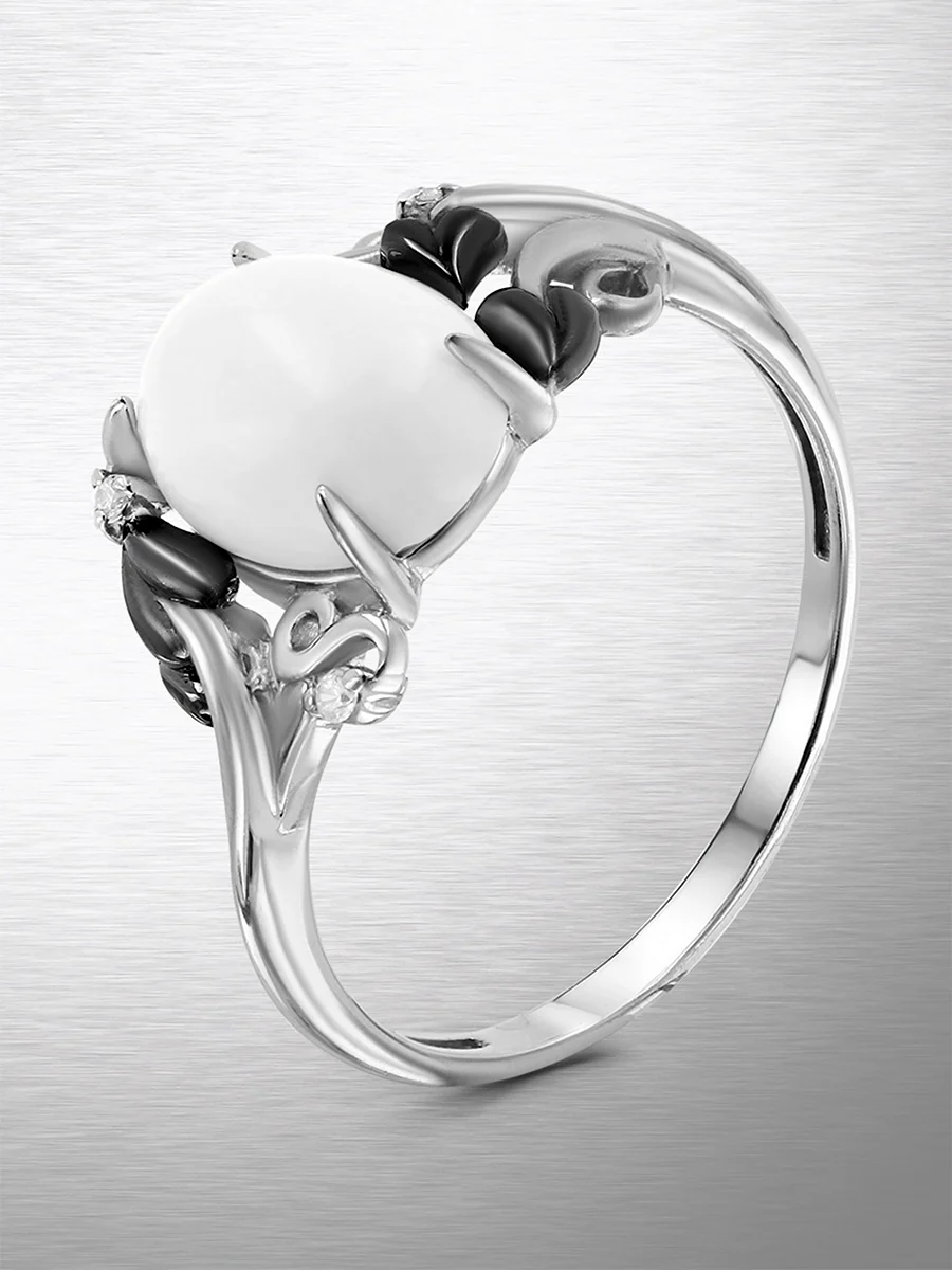 Кольцо с белым агатом в серебре