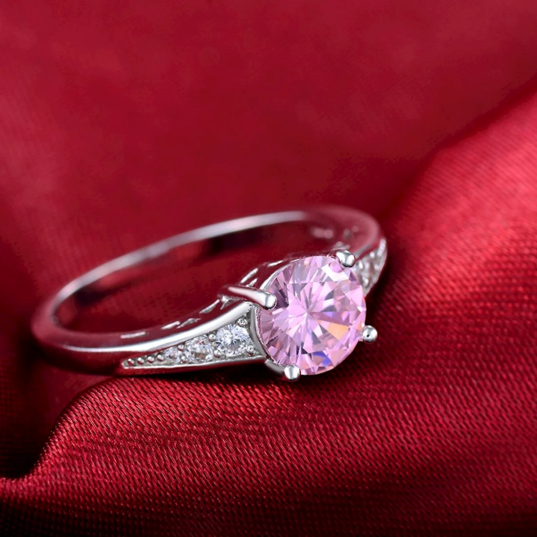 Кольцо с бриллиантами в розовой оболочке