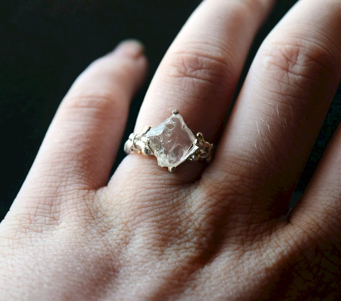 Кольцо с необработанным алмазом
