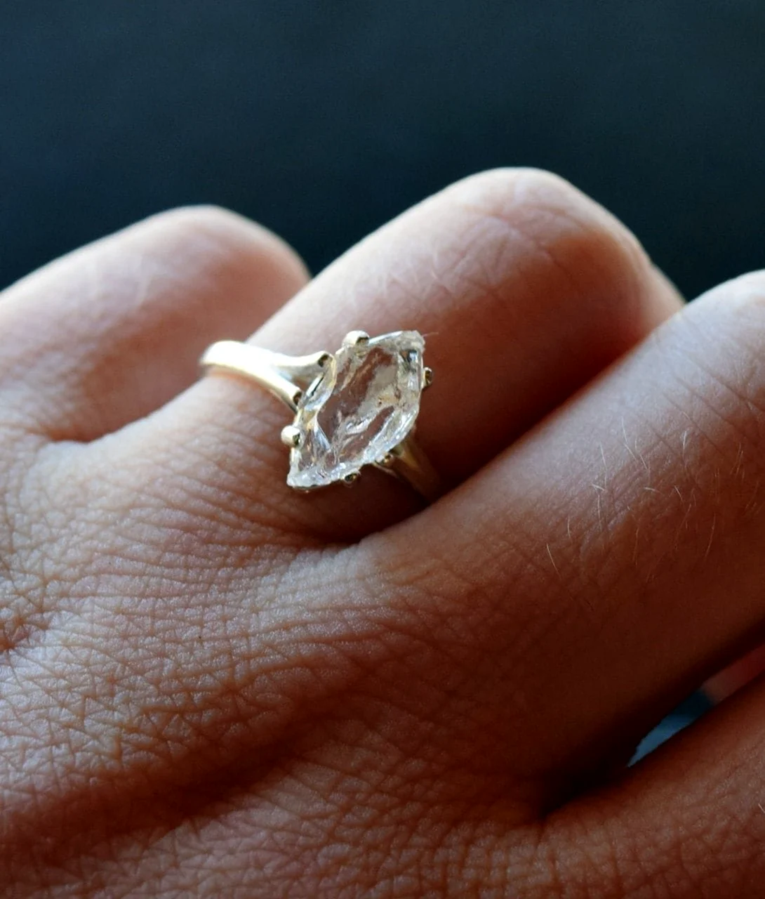 Кольцо с необработанным камнем