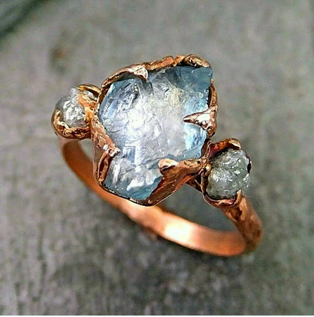 Кольцо с необработанным камнем