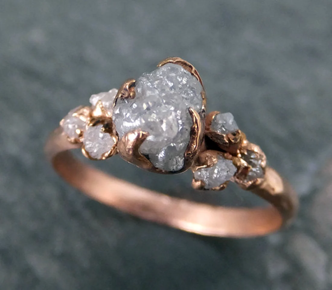 Кольцо с неограненным алмазом