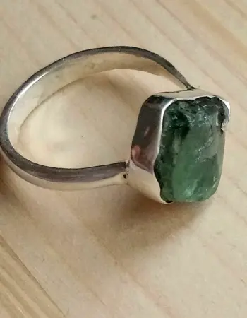 Кольцо с зеленым камнем