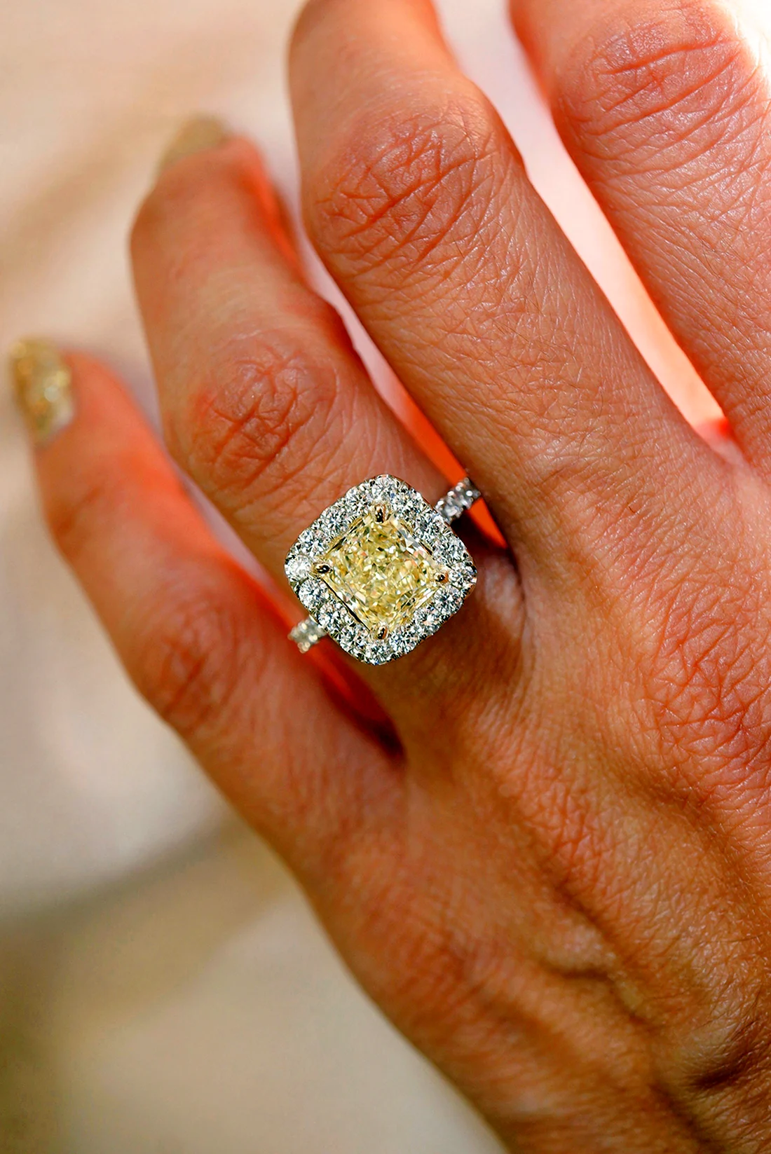 Кольцо с желтым бриллиантом на руке