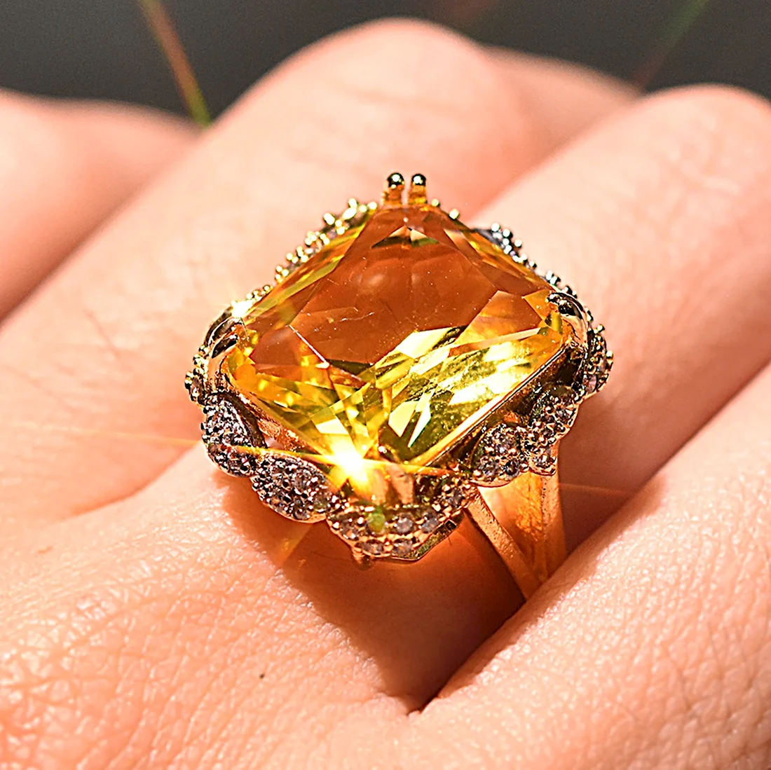 Кольцо с желтым камнем