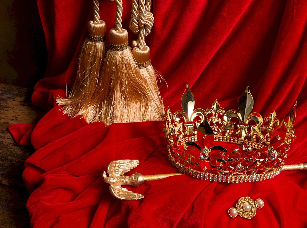 Королевские короны на Красном фоне