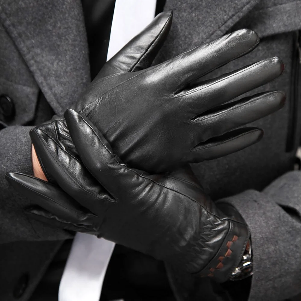 Кожаные перчатки на руках мужские