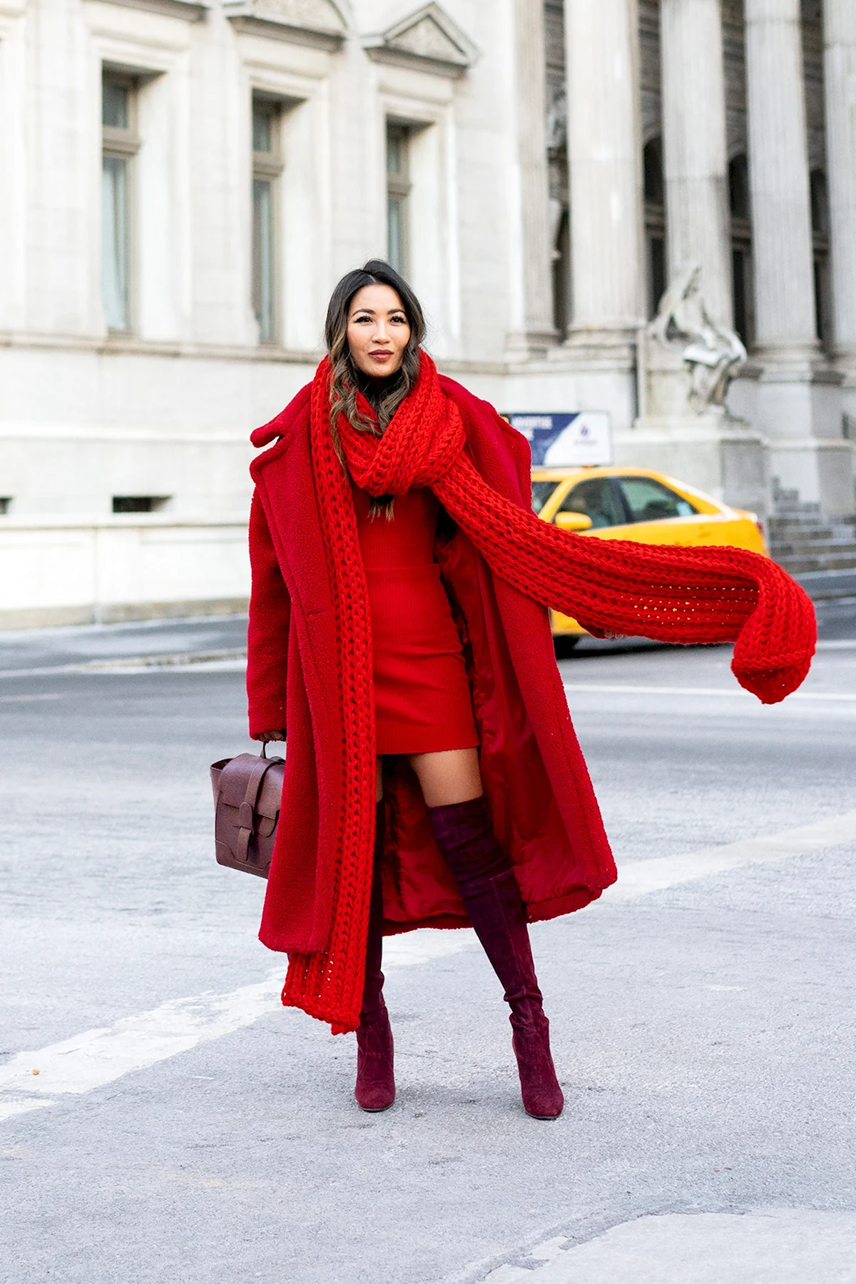 Красное пальто с ботфортами