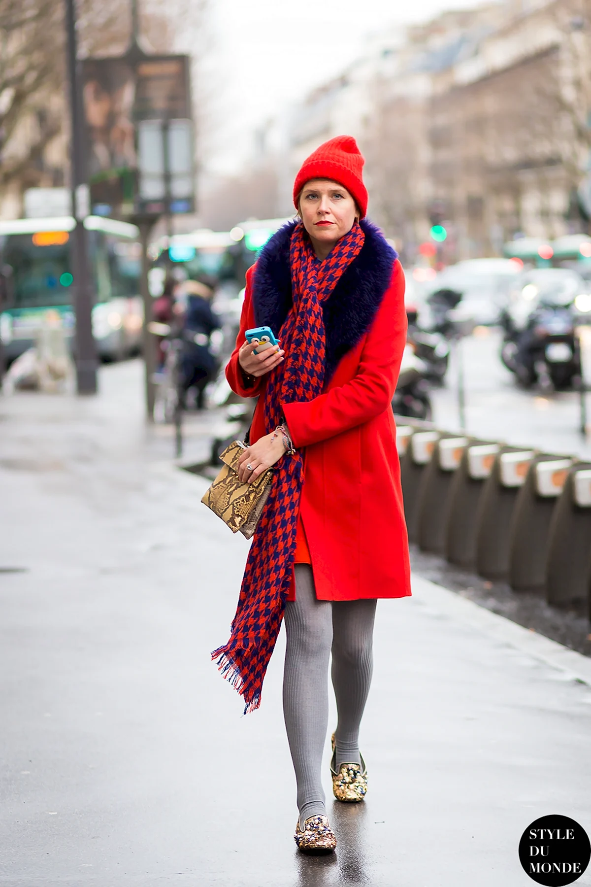 Красное пальто с шарфом